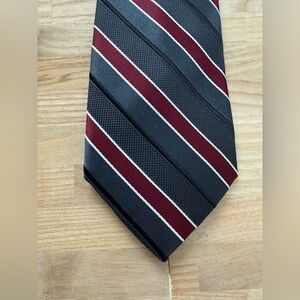 Joseph by Jos. A. Bank 100% Silk Tie in a Beautiful Gray, Black, Burgundy Color
